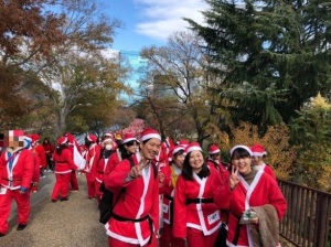 サンタクロースの衣装を着た参加者たち
