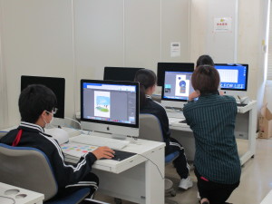 造形美術研究室でパソコンに向かう大社中学校の生徒たち