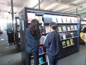 図書館で配架作業をする大社中学校の生徒の様子