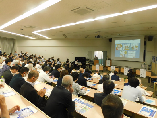 「経営学部」開設記念シンポジウムの様子