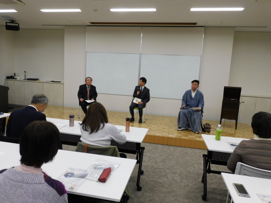 田辺名誉館長、海老准教授、旭堂南海さんによるトークセッションの様子