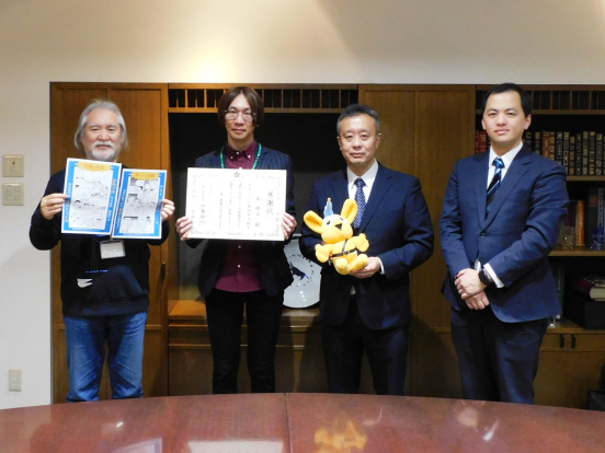 警視庁練馬警察署より感謝状を贈られた倉田芳美教授と南修平非常勤講師