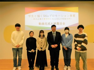 栄和瓦産業株式会社浜口社長様(中央右)と坂倉ゼミの学生たち