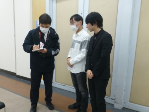 放送部代表2名が神戸新聞の取材を受けている様子