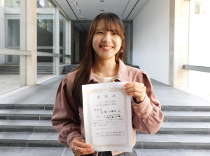 奨励賞を受賞した建築＆芸術学部3年生の高岡日陽里さん