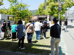 会場内外で誘導する様子