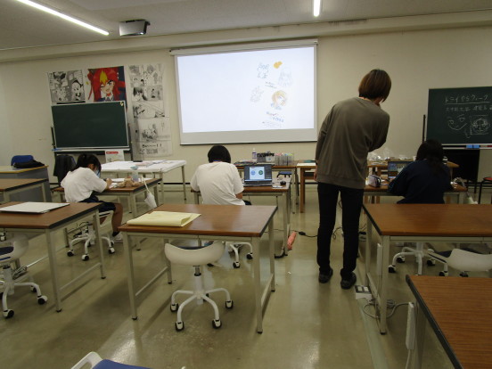 缶バッジのデザインおよび制作を体験する苦楽園中学校の生徒さん