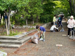 清掃のボランティアをする学生たち その1