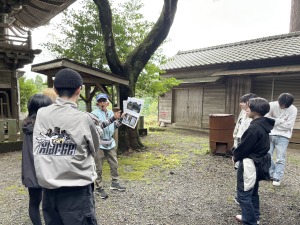 地域の方と交流する様子