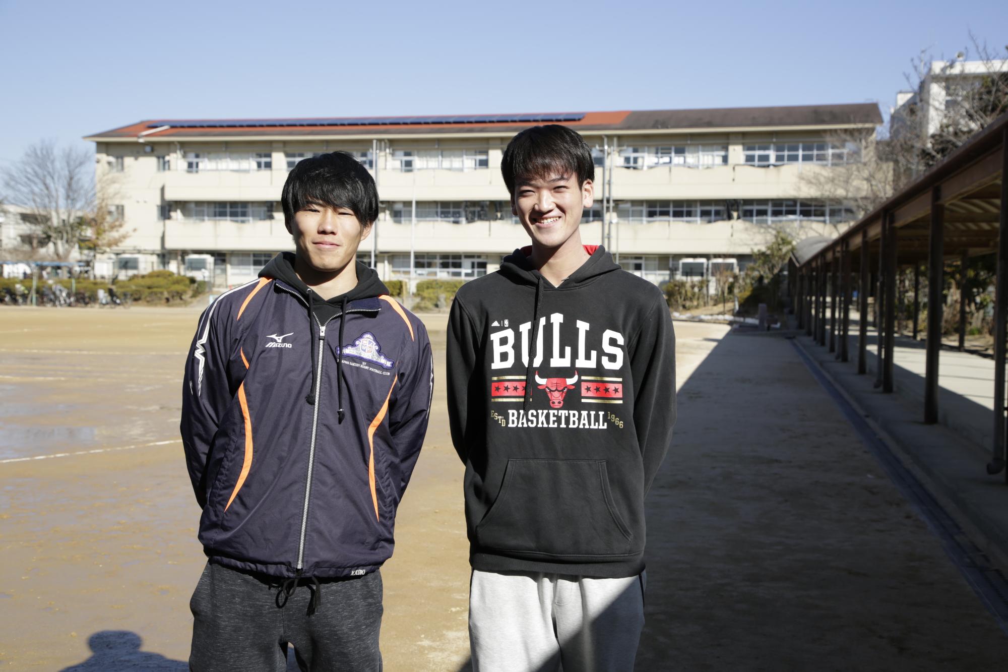 インタビューを受ける関西学院大学の学生二人が写った写真。屋外で撮影されており、写真中央にが学生二人が並んでる。