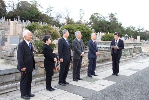 【武庫川女子大学】80回目の創立記念日を前に、大河原量学院長らが校祖・公江喜市郎先生に墓前報告を行いました。
