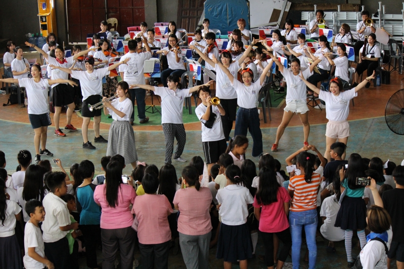 【武庫川女子大学】健康・スポーツ科学科の学生14名がフィリピンのセブ島でダンスを通じた国際貢献活動を行いました。